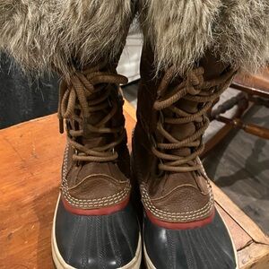 Sorel boots, like new super warm and fun! Women’s size 6.5